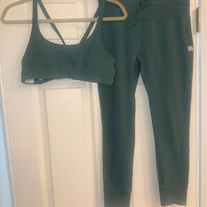Vuori Daily Leggings and Yosemite Bra Workout Set - Green (Size M) Like New!